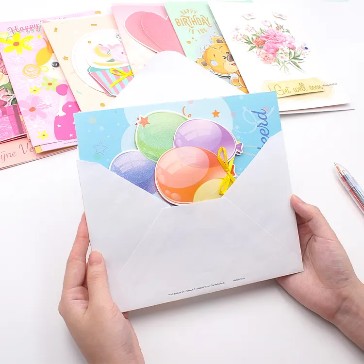 다채로운 귀여운 만화 소녀 소년 사용자 정의 디자인 봉투와 생일 축하 인사말 카드