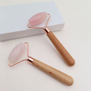 Özel etiket yüz masajı aracı ahşap saplı doğal gül kuvars Anti Aging pembe yeşim rulo - Product Image 3