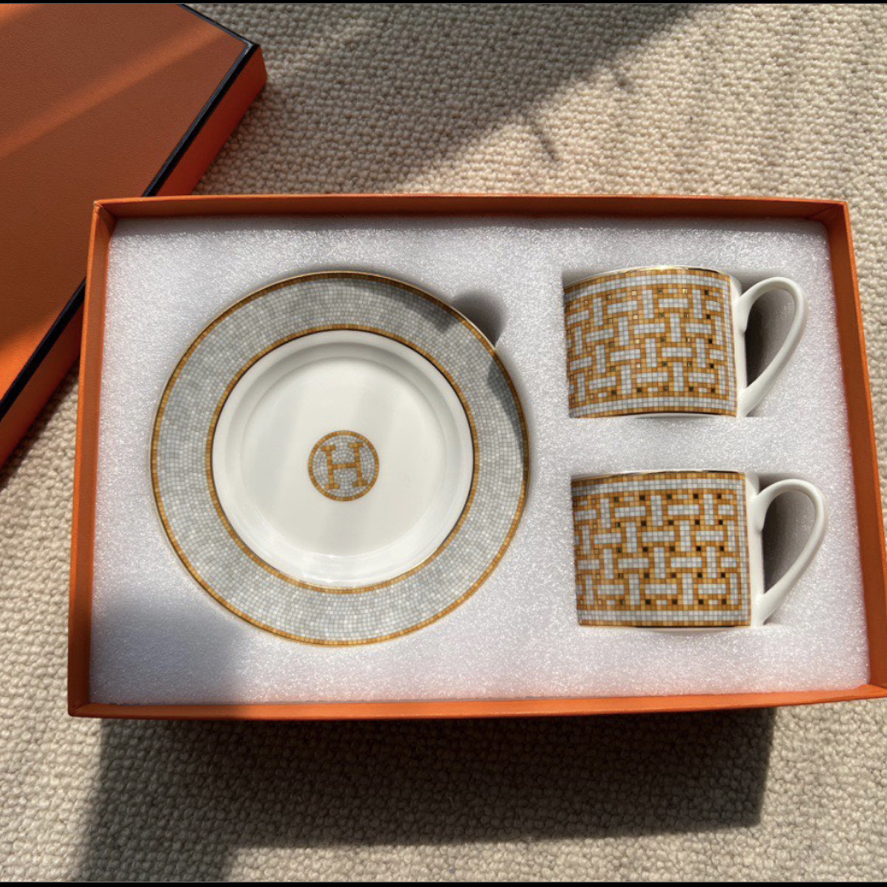 colorful,2 cups and 2 saucers