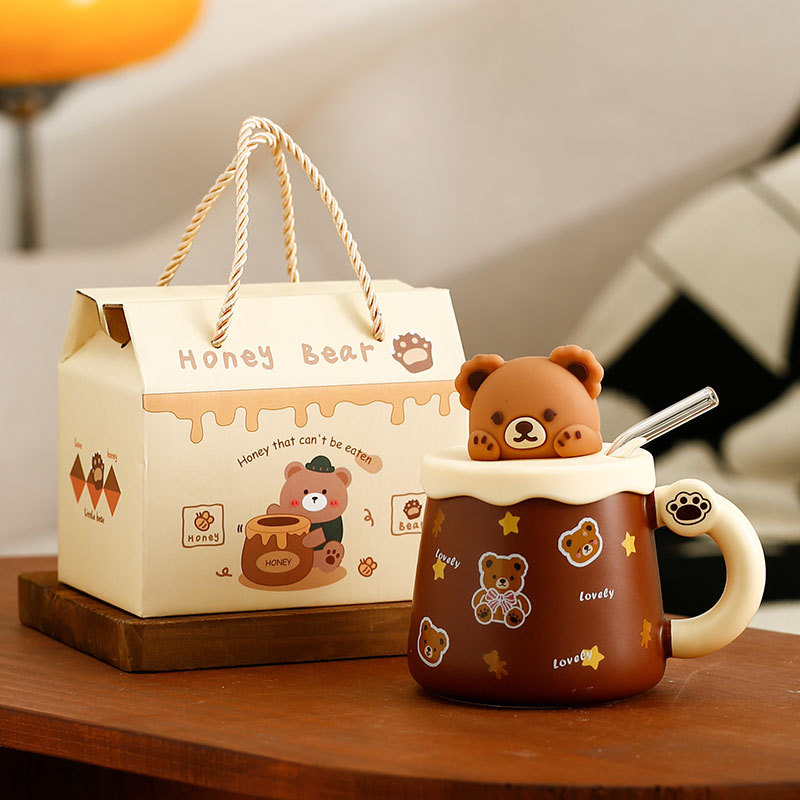 Caja portátil marrón con diseño de osito adorable.