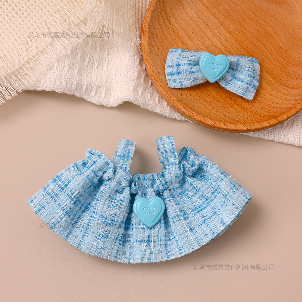 Robe style Chanel bleu amour, coupe à nœud, pour poupée de 14 à 17 cm.