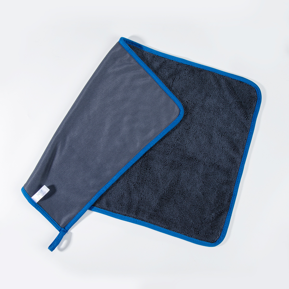 Gris oscuro con borde azul