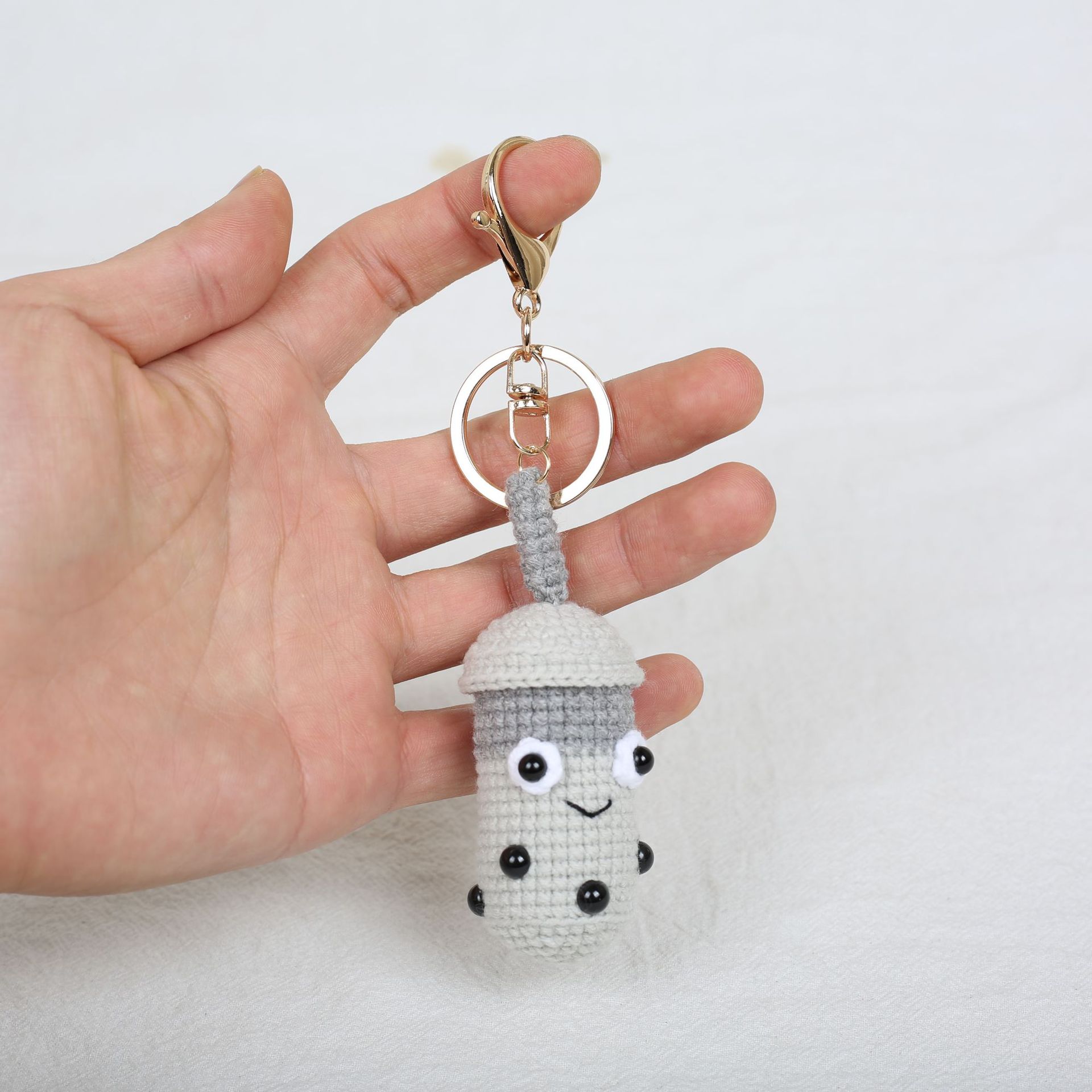 Porte-clés tasse à thé au lait crochetée grise