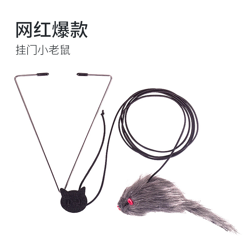 Petite souris accrochée à la porte