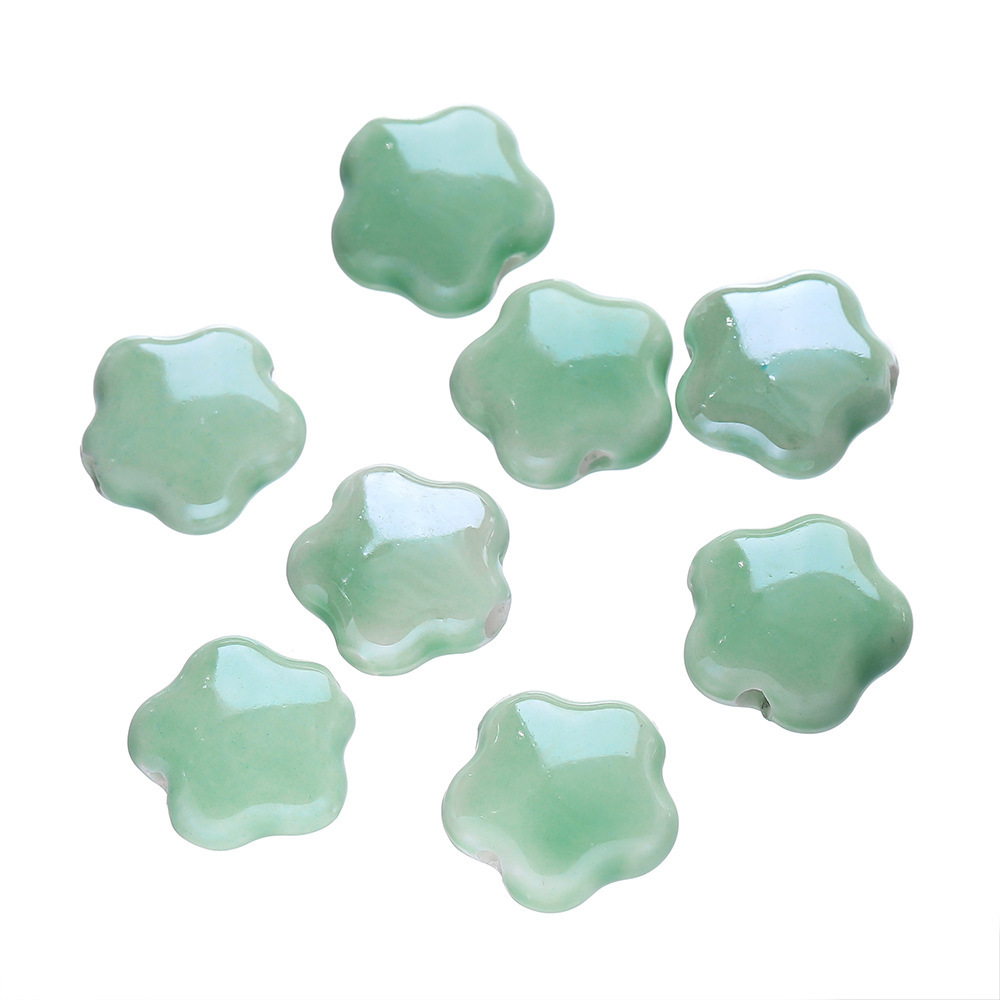 Cuentas de cerámica con forma de flor de cinco pétalos - verde lago