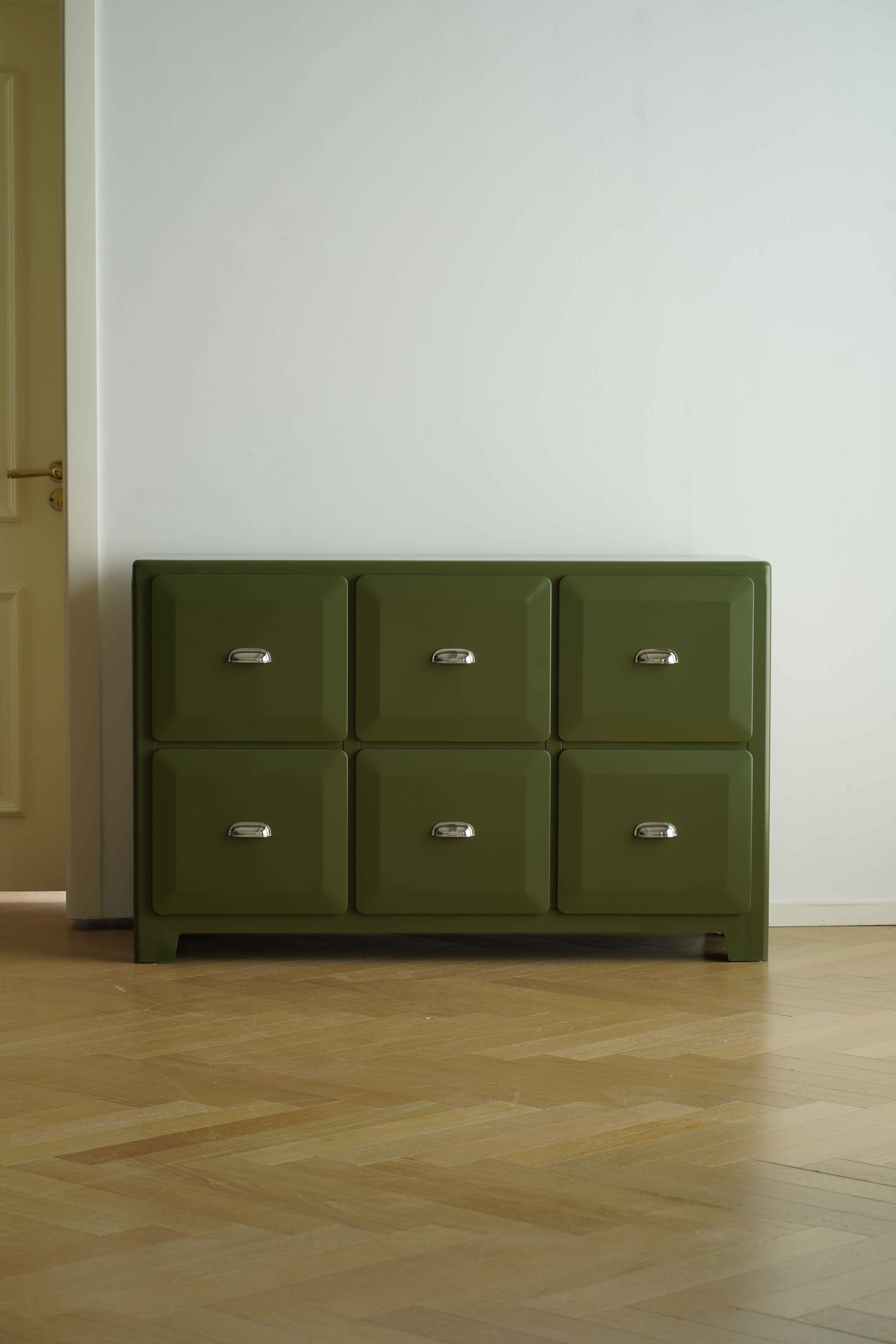 olive green-3 rows of six buckets