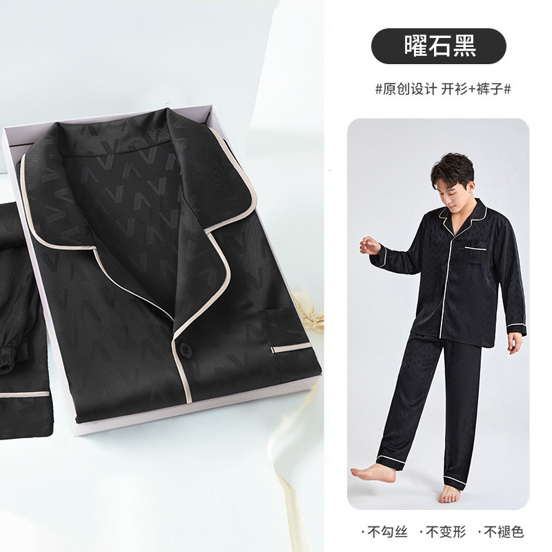 Ensemble haut à manches longues et pantalon noir en jacquard à petits losanges.