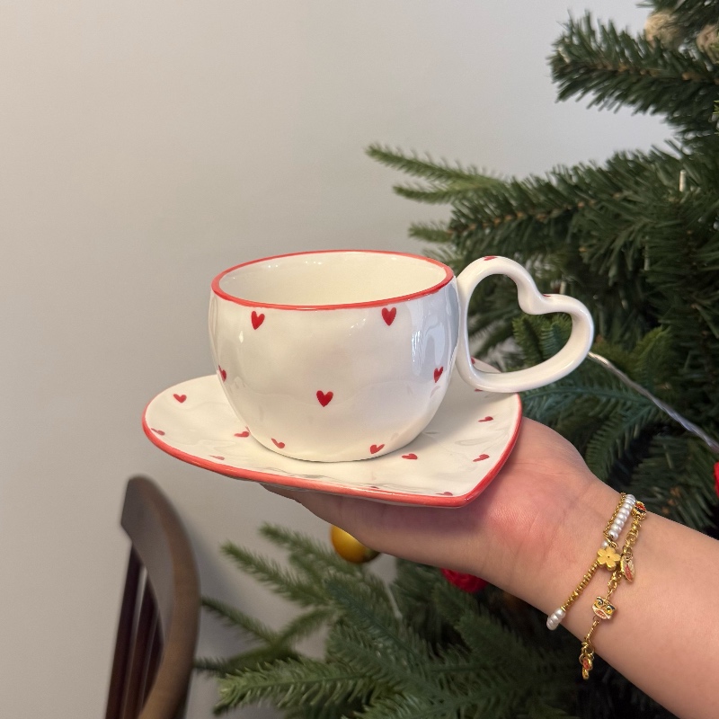 Tasse à anse en forme de petit cœur rouge, 280 ml, avec soucoupe assortie en forme de cœur.