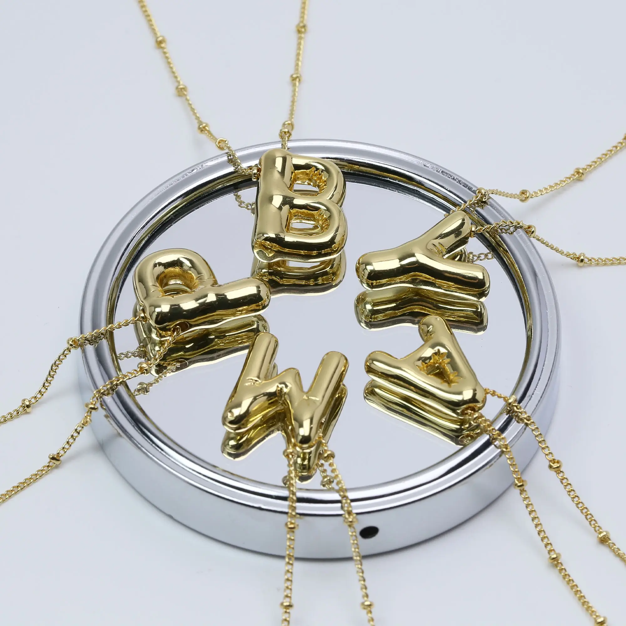 2023 nueva llegada moda 18K oro minimalista Simple Chunky Big Collare 26 personalizado alfabeto burbuja globo inicial letra collar