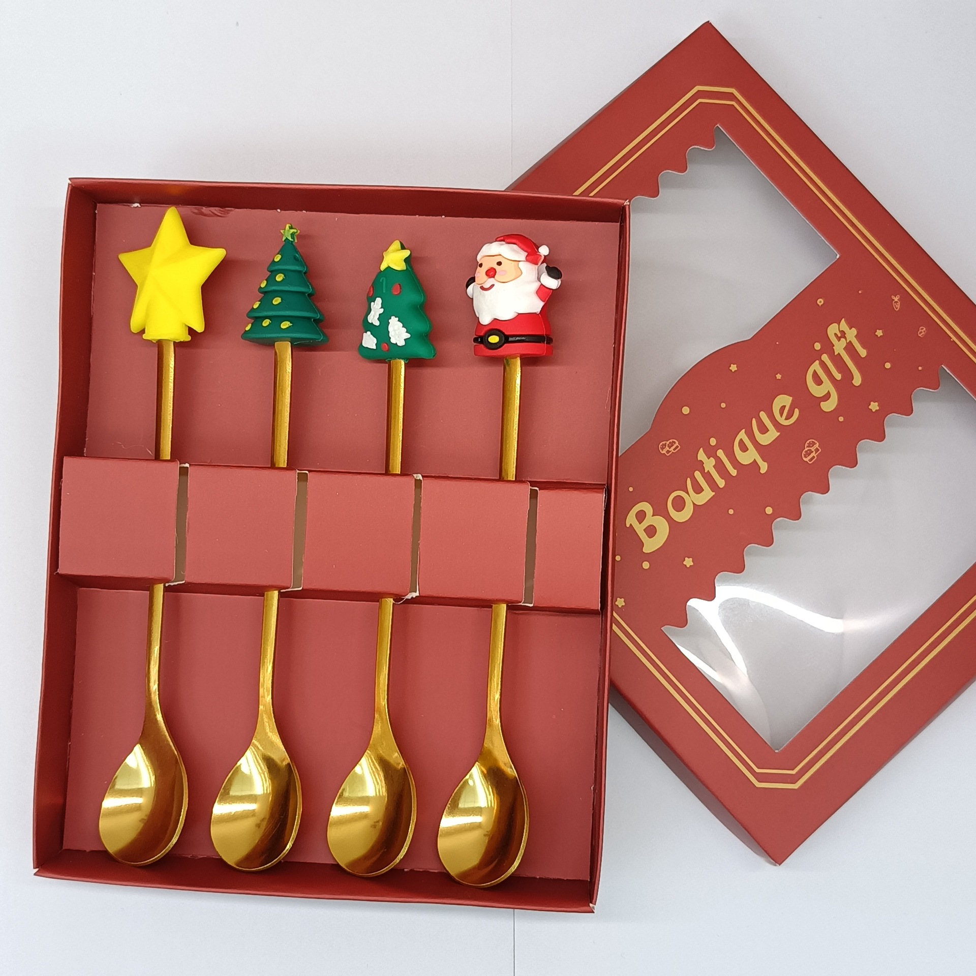 Ensemble de 4 cuillères dorées, polies à la machine, présentées dans un coffret rouge.
