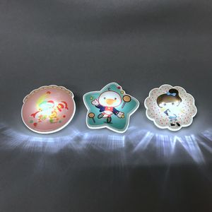 מותאם אישית לוגו צורת אקריליק LED מהבהב כפתור תג ריק בטיחות LED פין תג עבור אירוע - Product Image 4