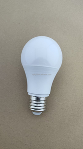 A60アルミプラスチックボディ7W <span class=keywords><strong>E27</strong></span> <span class=keywords><strong>Smd</strong></span> LED電球調光可能220V 3000k 6000k家庭用照明テーブルランプ用