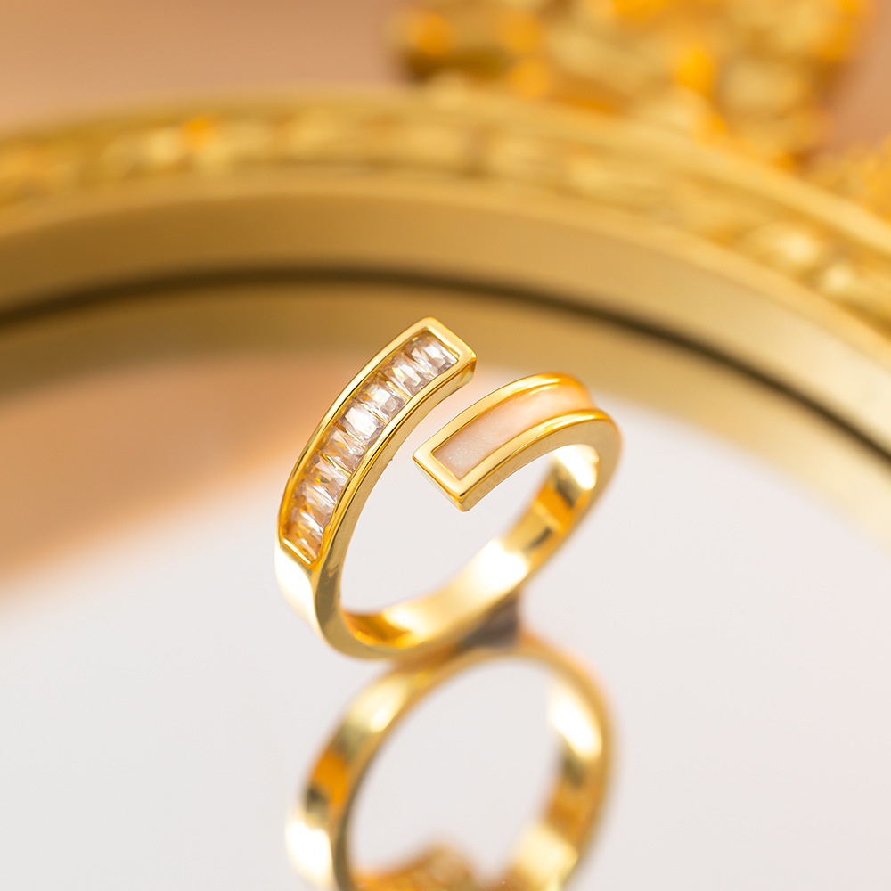 Bague blanche avec des touches dorées.