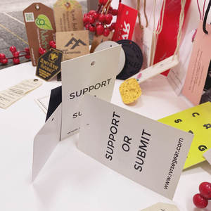Luxo Em Relevo Impresso Reciclado Grosso Papelão Swing <span class=keywords><strong>Tags</strong></span> Pendurado <span class=keywords><strong>String</strong></span> Style para Vestuário Sapatos Jóias Bolsas