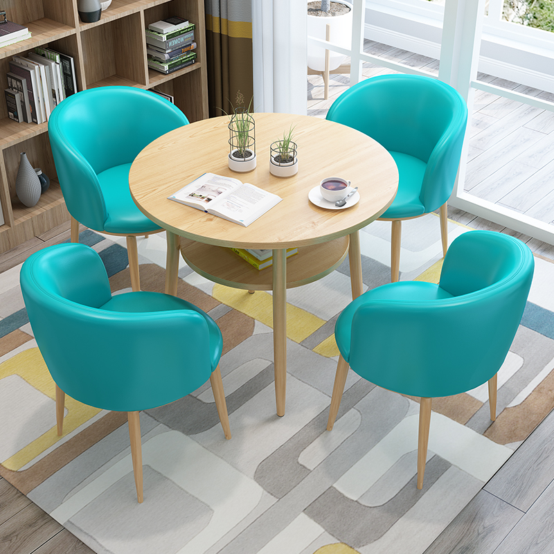 Silla de cuero con patas de madera clara, una en azul lago