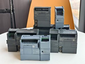 100% nuevo Original 6es7231-4hd32-0xb0 Stock módulo de entrada/salida PLC controlador lógico programable de La S7-1200 controladores dedicados