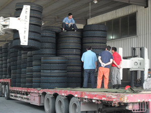 High Quality <strong>Tire</strong> Clamps Forklift Attachment Used in Handling <strong>Tire</strong> <strong>Loading</strong> <strong>and</strong> <strong>Unloading</strong> Work for Sale - Product Image 6