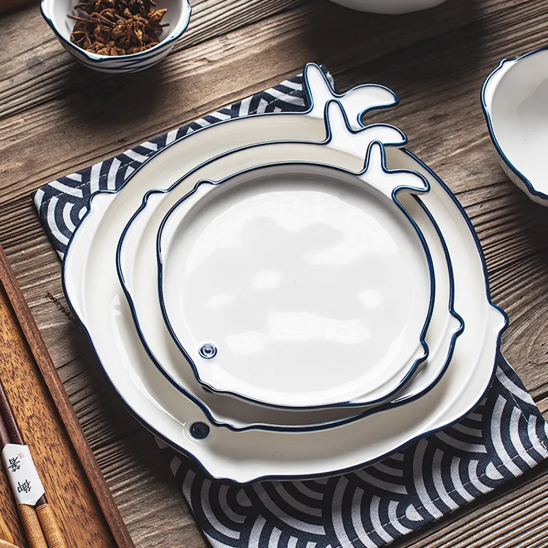 Bandeja de porcelana de estilo japonés pintada a mano, bandeja de cerámica para servir en forma de pescado, color azul, para restaurante