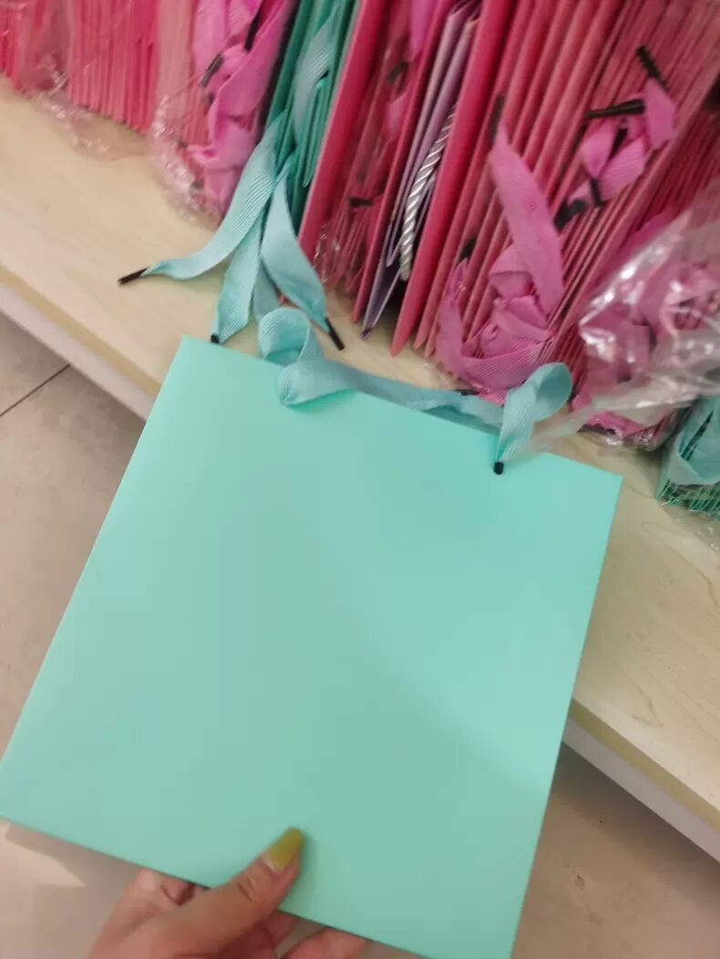 bolsa de papel azul bebe