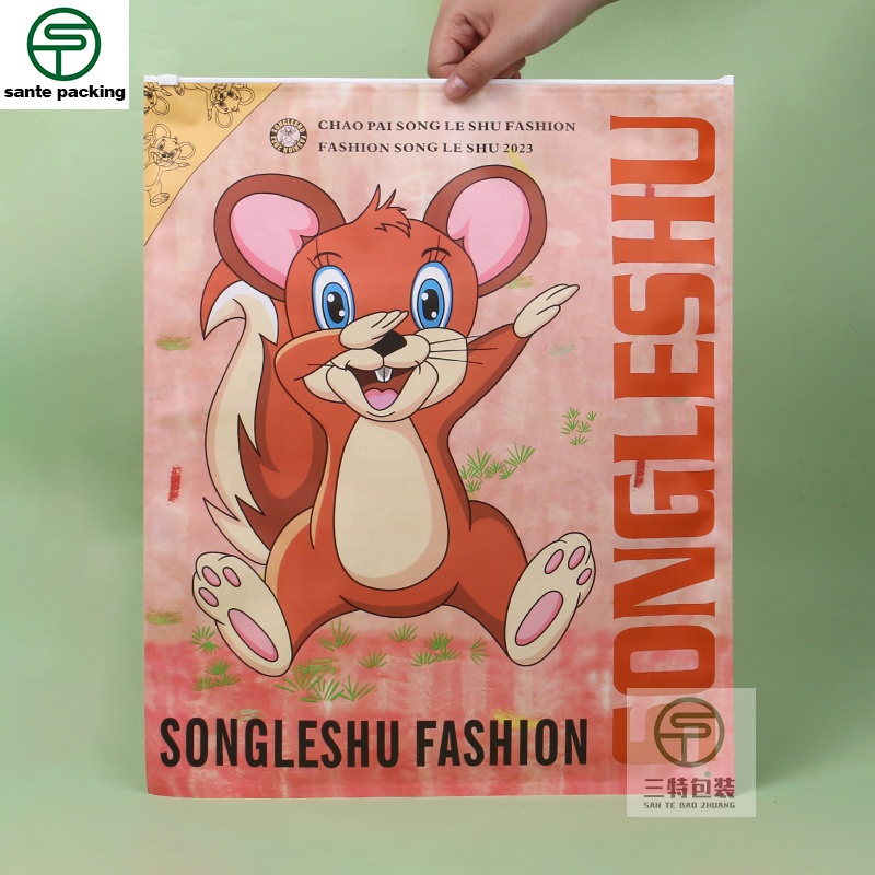 Custom Printed Kraft Paper Bags for Clothing Packaging 4
