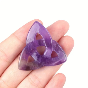 Delikli üçgen şekli ve üç canlı çiçek ile İrlanda kelt düğüm olmadan doğal kristal yeşim toptan - Product Image 5