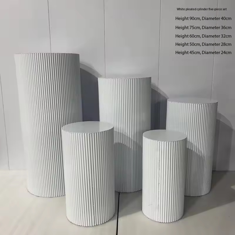 Ensemble de cinq tables à dessert cylindriques plissées blanches