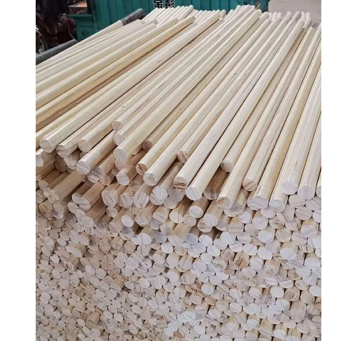 Fabriek Groothandel Hoge Kwaliteit Grenen Bezem Handvat Ronde Houten Paal Grenen Bezem Sticks Thailand