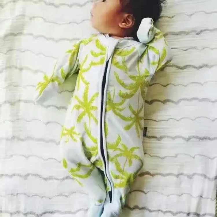 Lot de vêtements en coton imprimés avec fermeture éclair pour bébé dans des magasins en Turquie