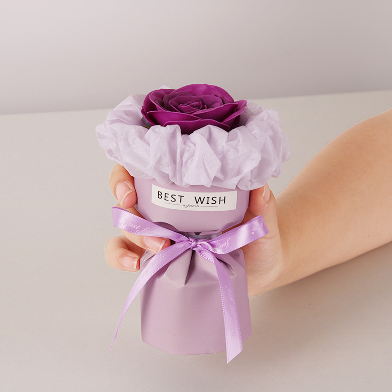 Small fragrant wind-black plum-sauce-rose bouquet