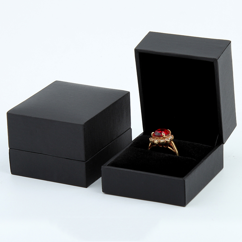Caja de anillo negro