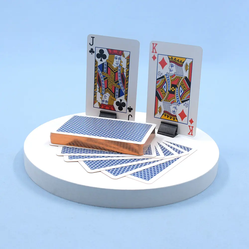 कस्टम नई गुणवत्ता वाले प्लास्टिक पीवीसी पोकर चिकनी निविड़ अंधकार सोना मढ़वाया रचनात्मक उपहार टिकाऊ पोकर खेल कार्ड