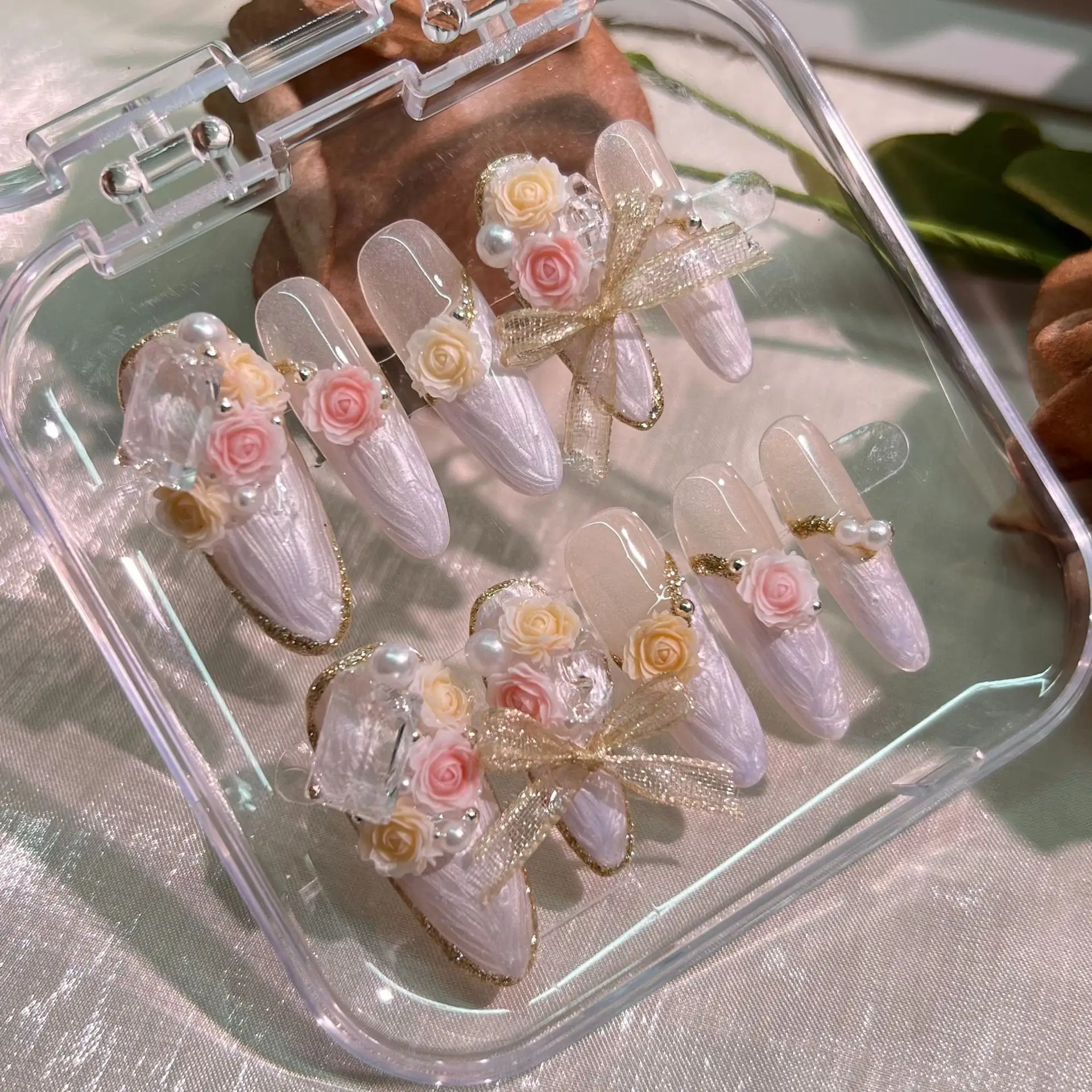 Unghie artificiali in gel francese per unghie sul maniero rosa unghie indossate a mano