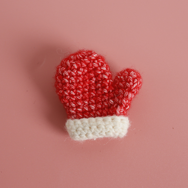 Broche gant rouge