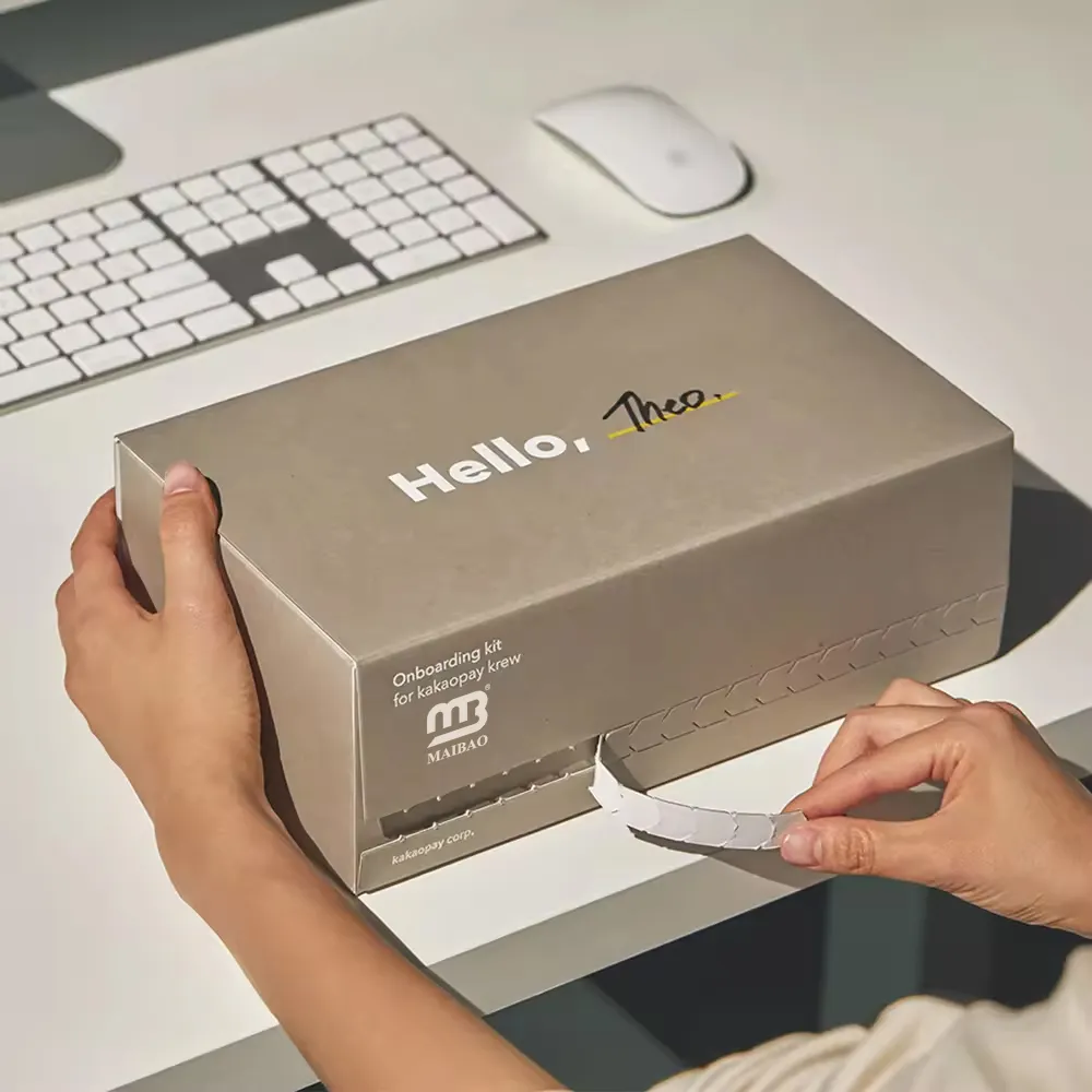 कस्टम नालीदार कार्डबोर्ड पेपर फोल्डिंग मेलिंग पैकेजिंग टियर स्ट्रिप मुद्रित सेल्फ सीलिंग मेलर शिपिंग गिफ्ट बॉक्स लोगो के साथ