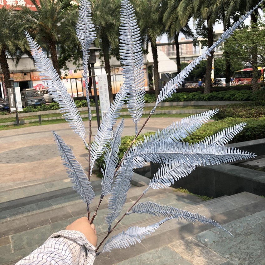 Bleu poussiéreux, grande branche colorée, grande rangée d'herbe gris bleu