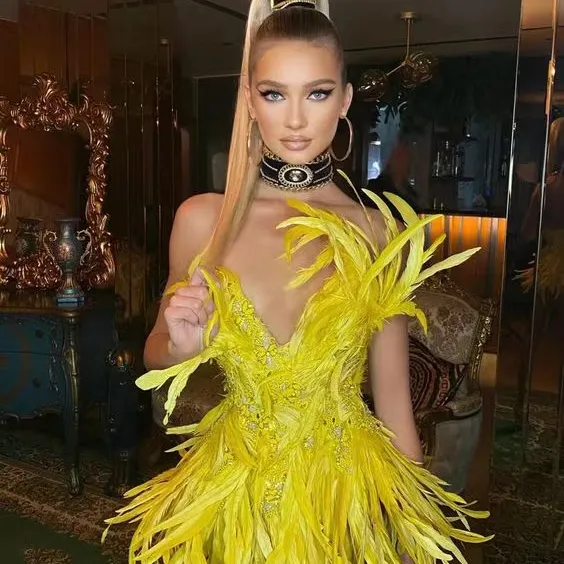 Costume de danse de salon avec plumes, épaules dénudées, robe de soirée Sexy moulante à plumes, nouveau Design