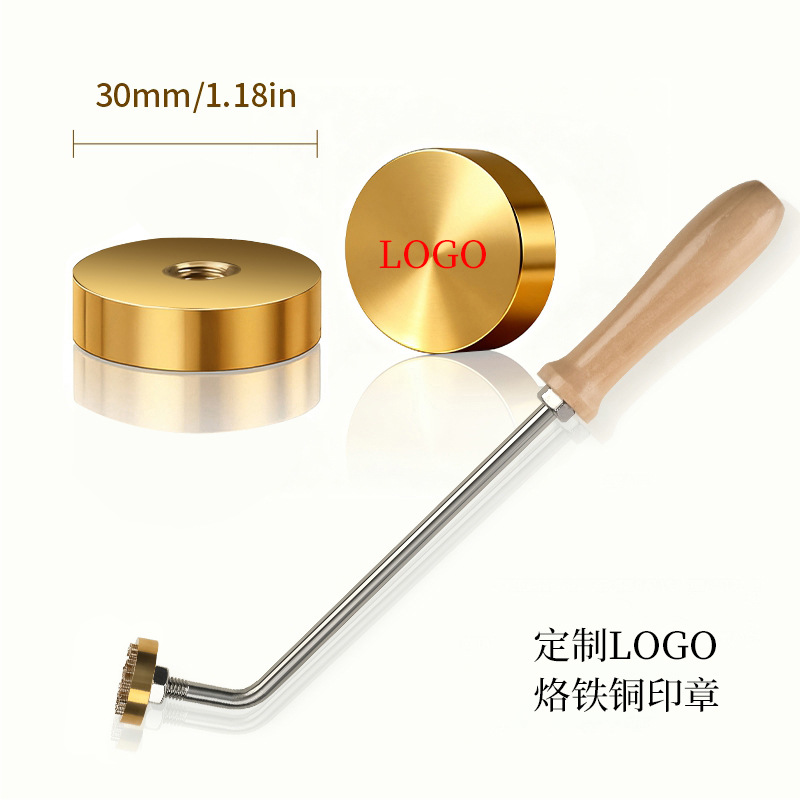 Moule circulaire en cuivre perforé de 30 mm de qualité alimentaire avec poignée courbée.