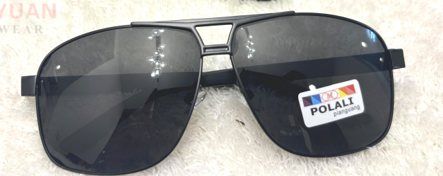 Lentes negras con montura negra