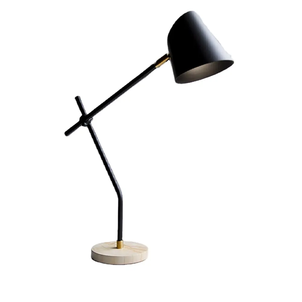 Lampada da tavolo di qualità Premium in ferro argento rifinito alla moda Design di tendenza nuova lampada leggera personalizzata