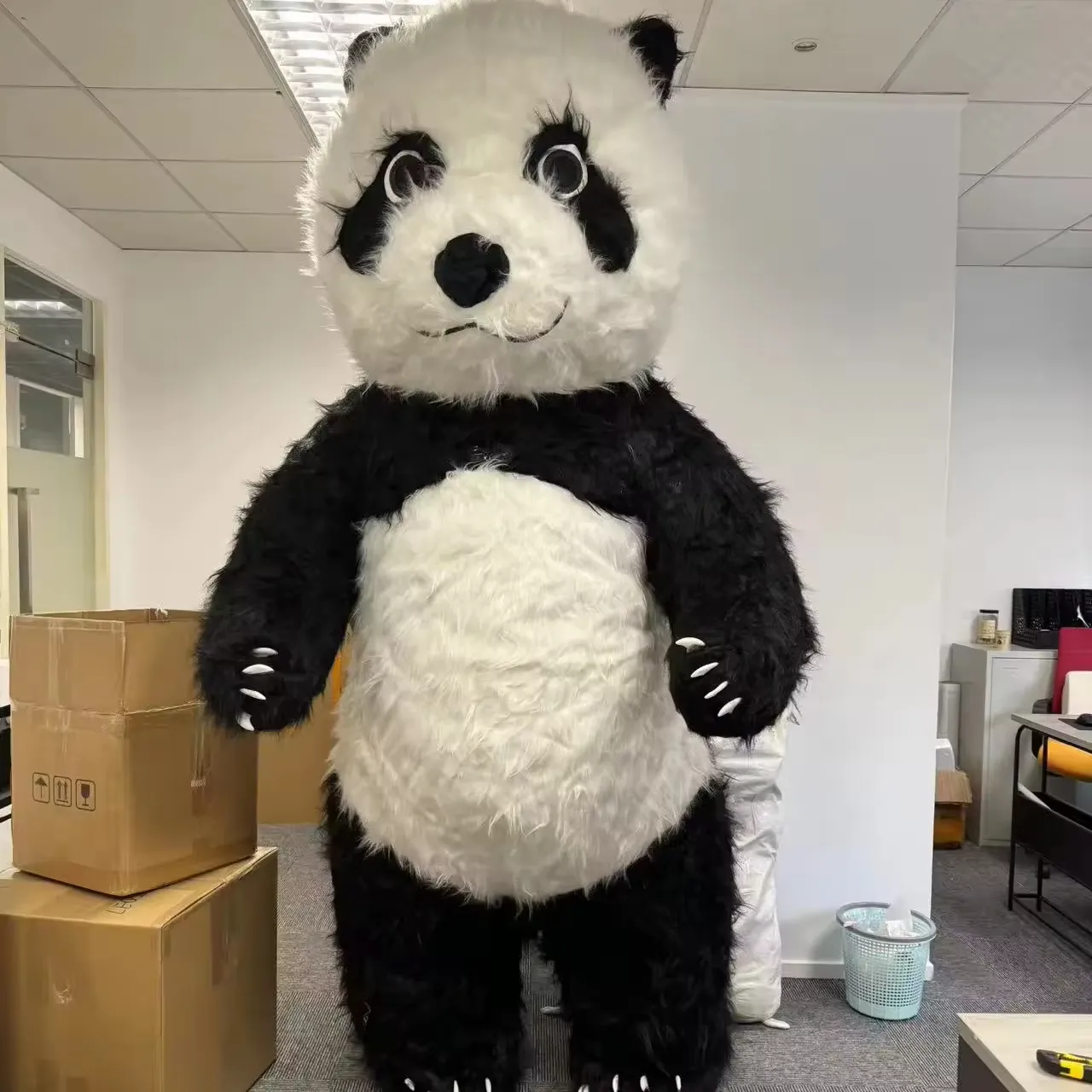 Individuelles tragbares Spazierendes Anime-Mascott Pelzplüsch 2/2,6/3 M süßes aufblasbares Panda-Kostüm für Karneval Festival Parade Erwachsenenanzüge