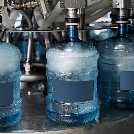 Meilleure vente de ligne de production de machine de remplissage automatique de bouteilles en plastique PET de 5 gallons pour eau potable 1500BPH
