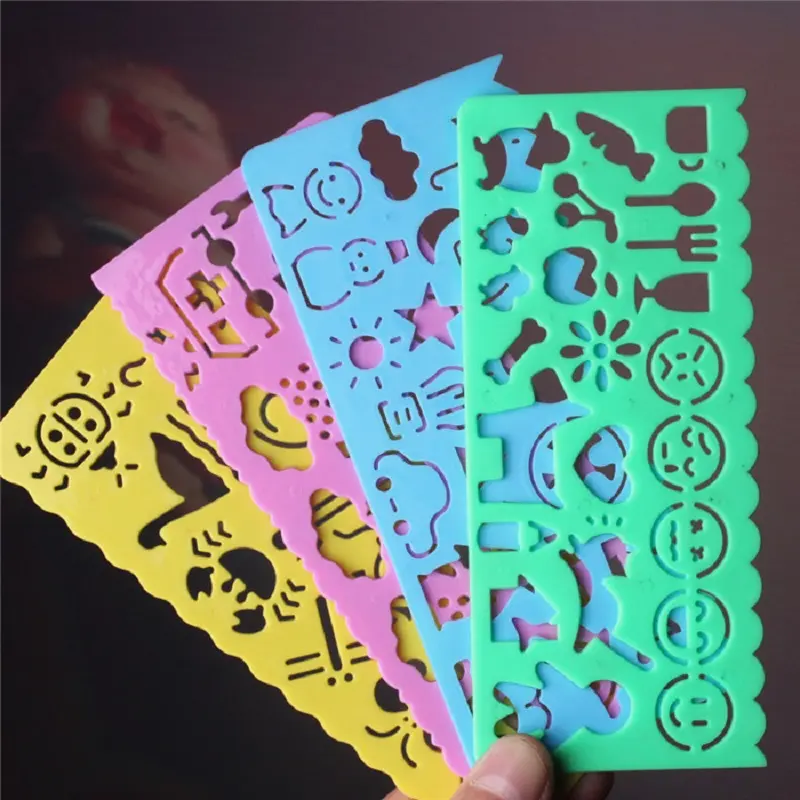 4pcs set di stencil di plastica per i bambini a forma di Strumenti di disegno Pittura Goffratura Mestieri di Carta Scrapbook Timbro FAI DA TE Album di Foto di Carta