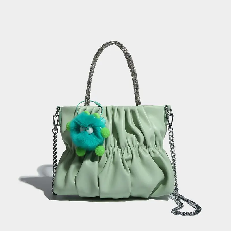 Bolso de mano verde con ruedas, 2023