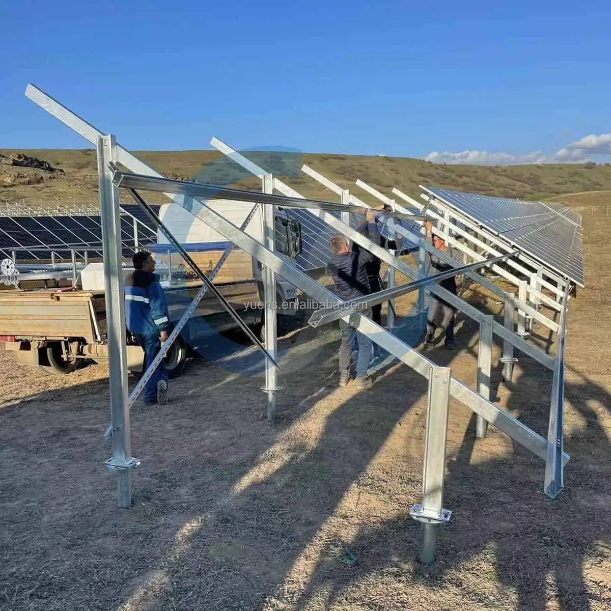 地上スタイルのソーラーパネル取り付けスタンドスタンドと呼ばれるスタンド亜鉛メッキ鋼アルミニウムソーラーパネル地上取り付けシステム