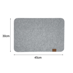 一套4个带有印花毛毡标志的桌垫，用于耐热和防滑 - Product Image 4
