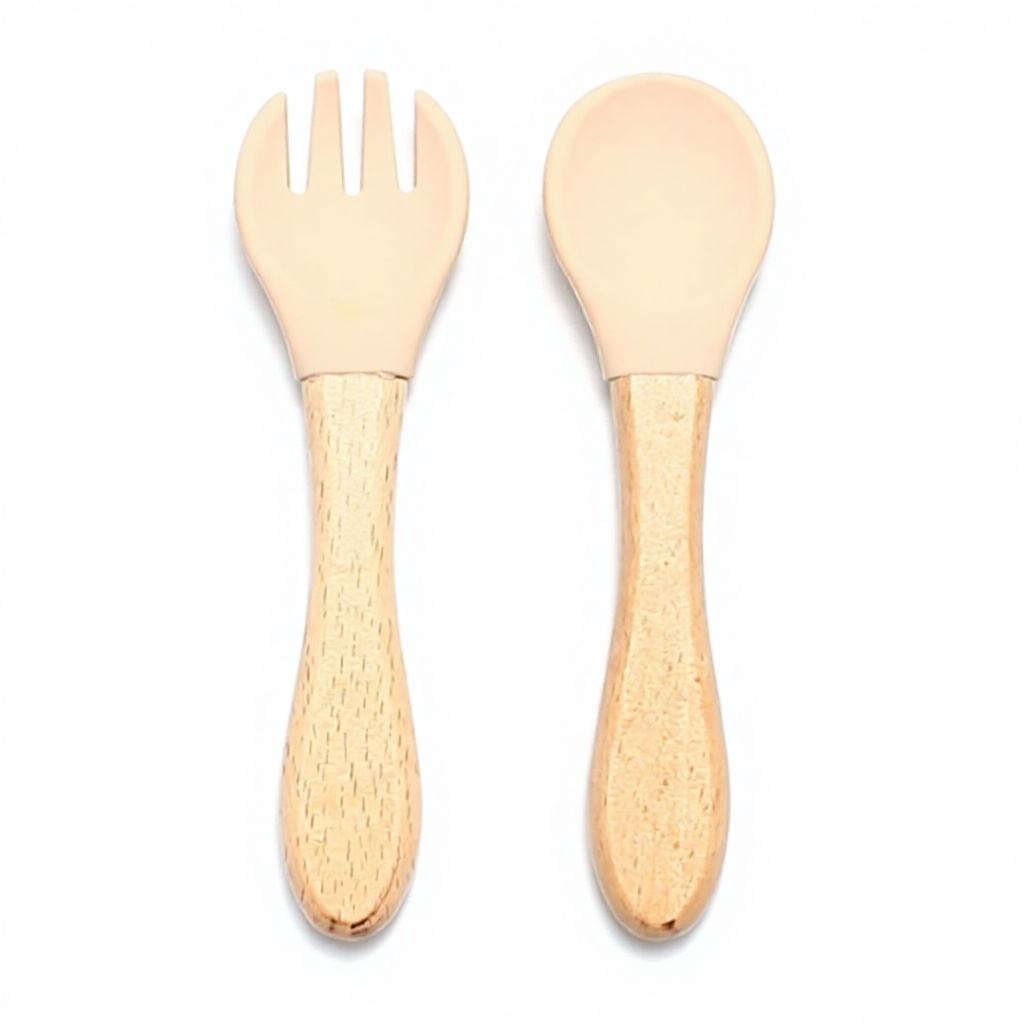 La cuchara y el tenedor con mango de madera son beige.