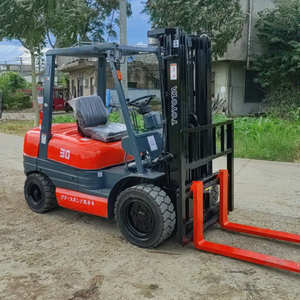 Experimente una carga y descarga eficiente con la carretilla elevadora Toyota de 3 toneladas.