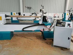 Máquina de torno de madera CNC con conveniente sistema de carga automática - Product Image 6