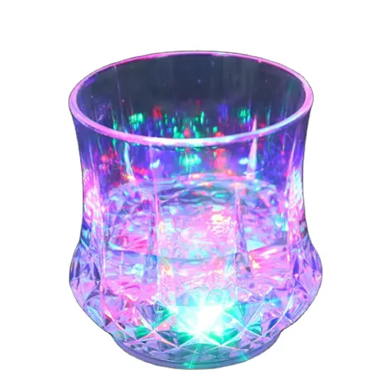 Taza de flash que cambia de color, inducción de color deslumbrante, vaso de flash mágico de colores, vertedor de agua, es un regalo creativo de taza brillante