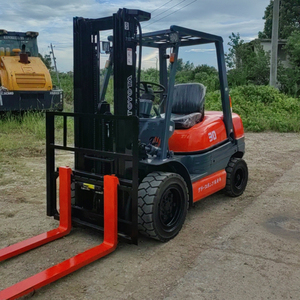 Experimente una carga y descarga eficiente con la carretilla elevadora Toyota de 3 toneladas.
